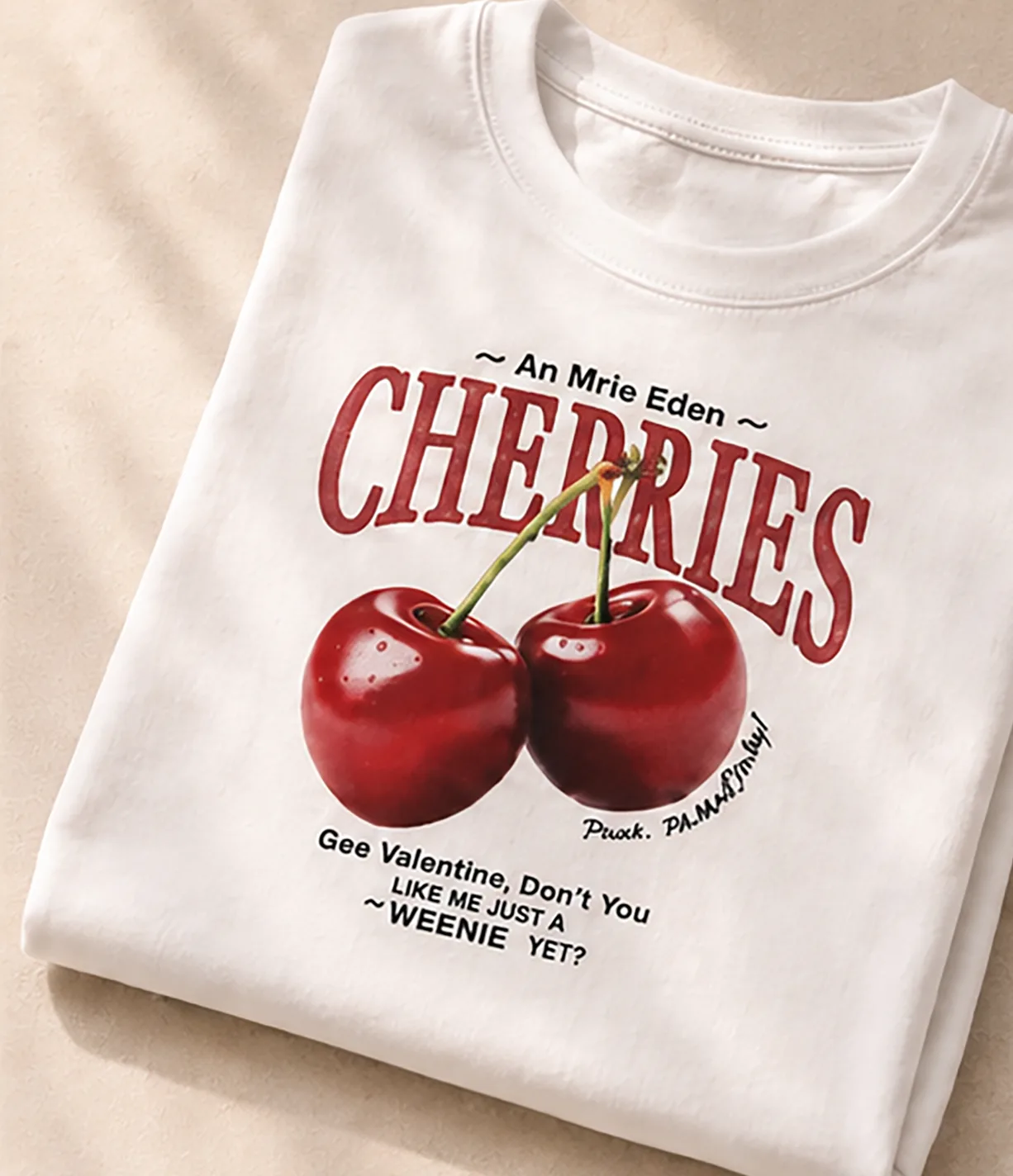 Camiseta blanca Cherries doblada