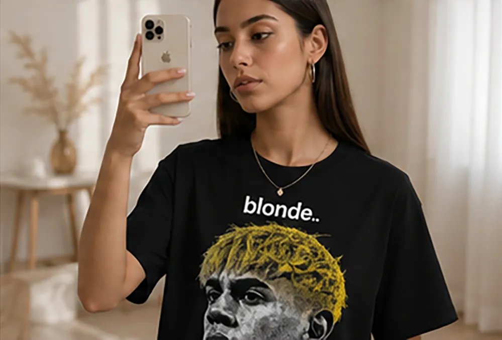 Modelo con la Blonde Portrait Tee haciéndose un selfie