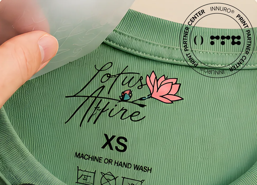 Etiqueta impresa en el interior del cuello de una camiseta verde