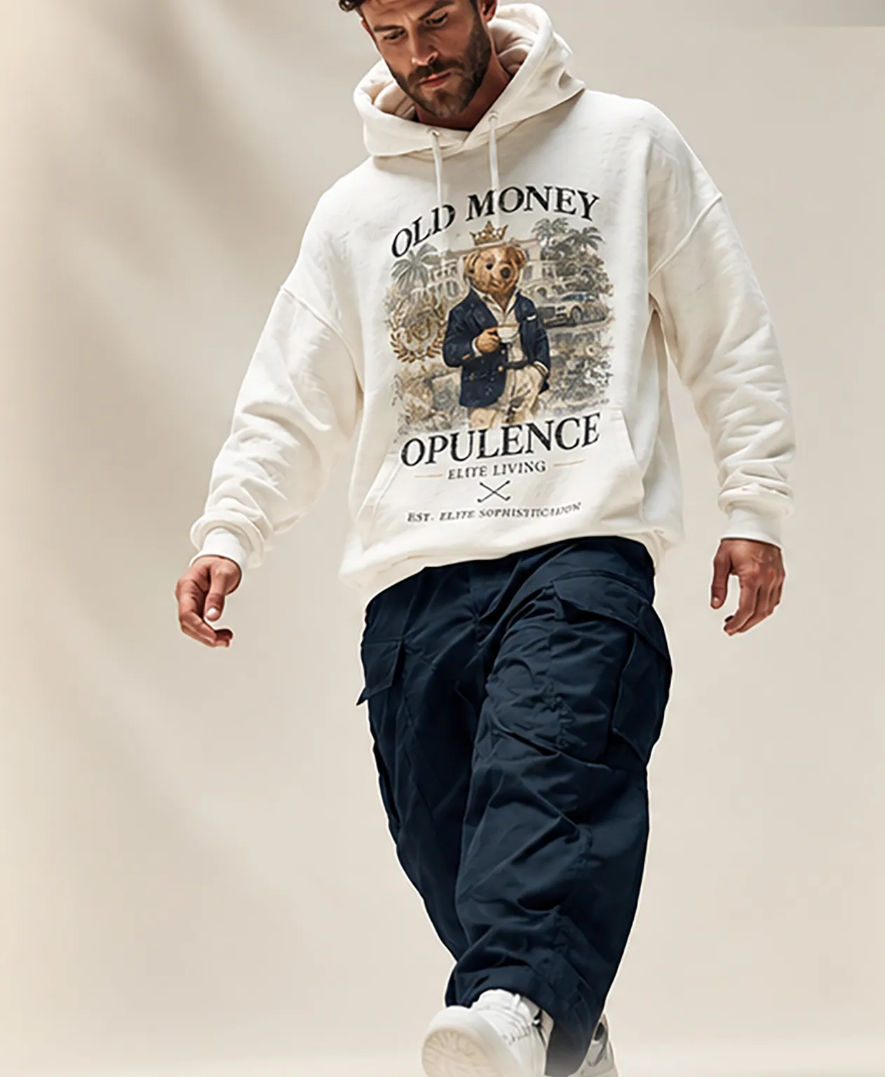 Modelo con la sudadera blanca Old Money Hoodie impresa en DTI