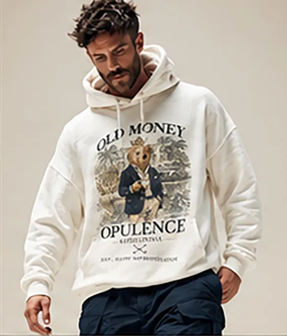 Modelo de perfil con la Old Money Hoodie