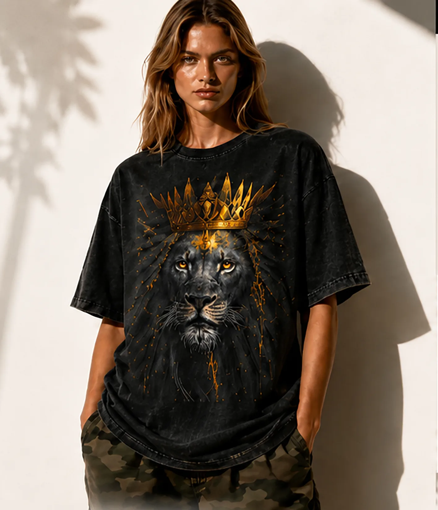 Modelo con camiseta negra Crowned Lion